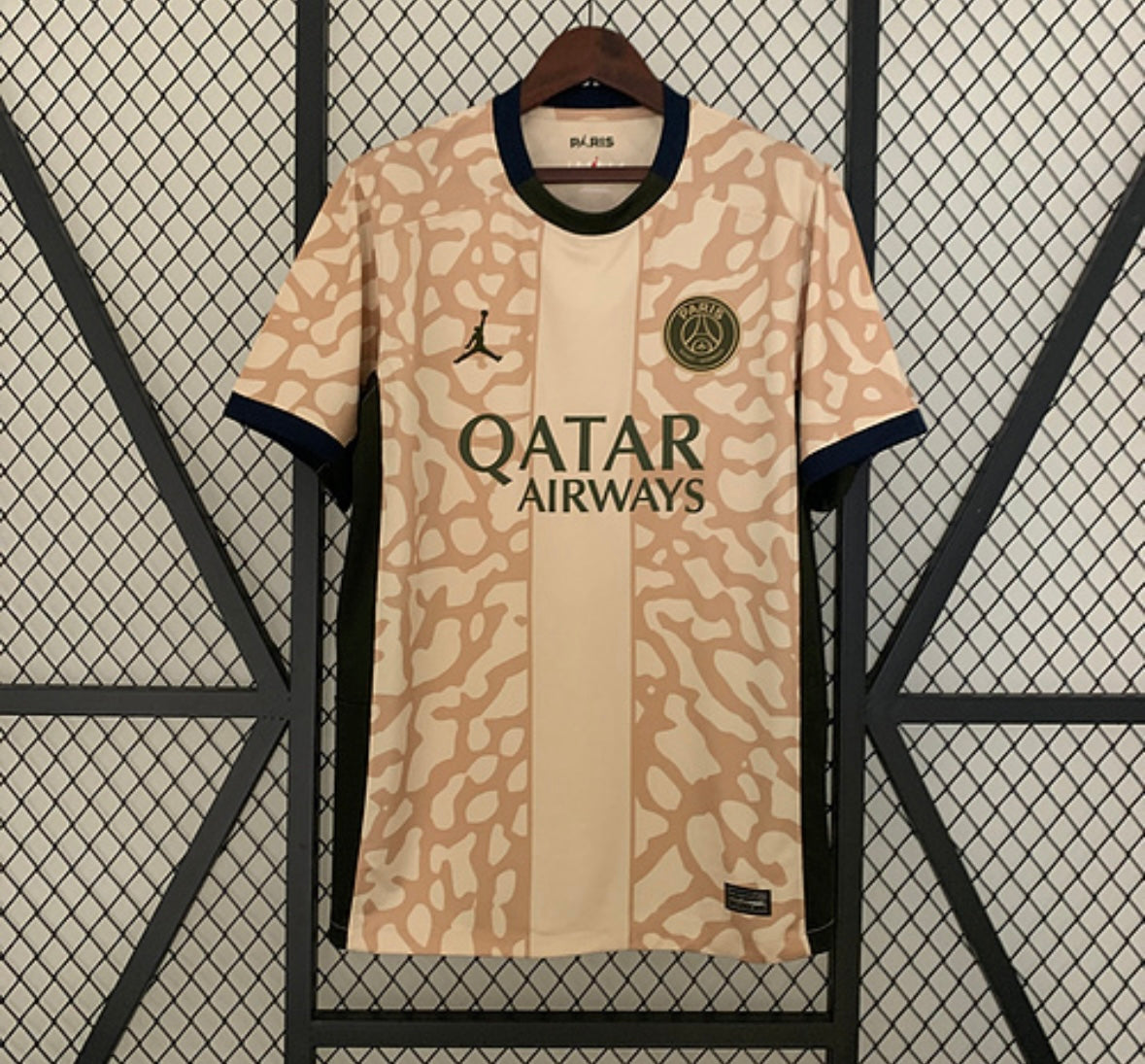 Maillot Paris Saint-Germain saison 23-24 beige maillot rétro -pas chère - flocage personnalisé
